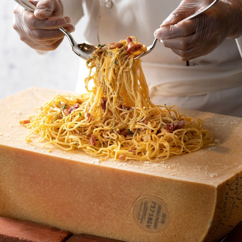 パスタのグラナパダーノチーズ和え 3種のソース